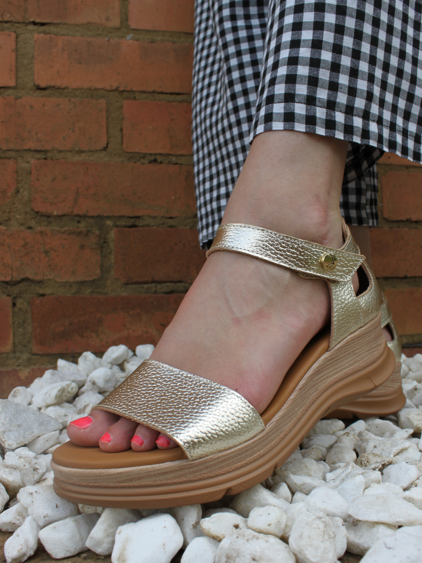 PAULA URBAN PLATINO TEXTURED LOW WEDGE