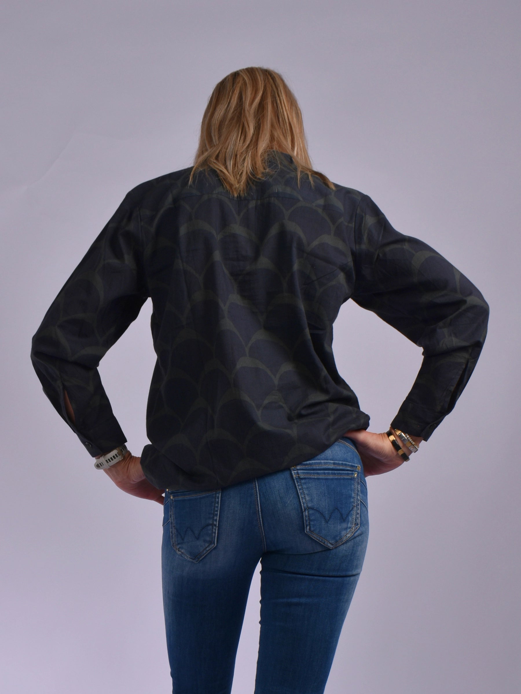 JOLIE BLACK RIHANNA SHIRT