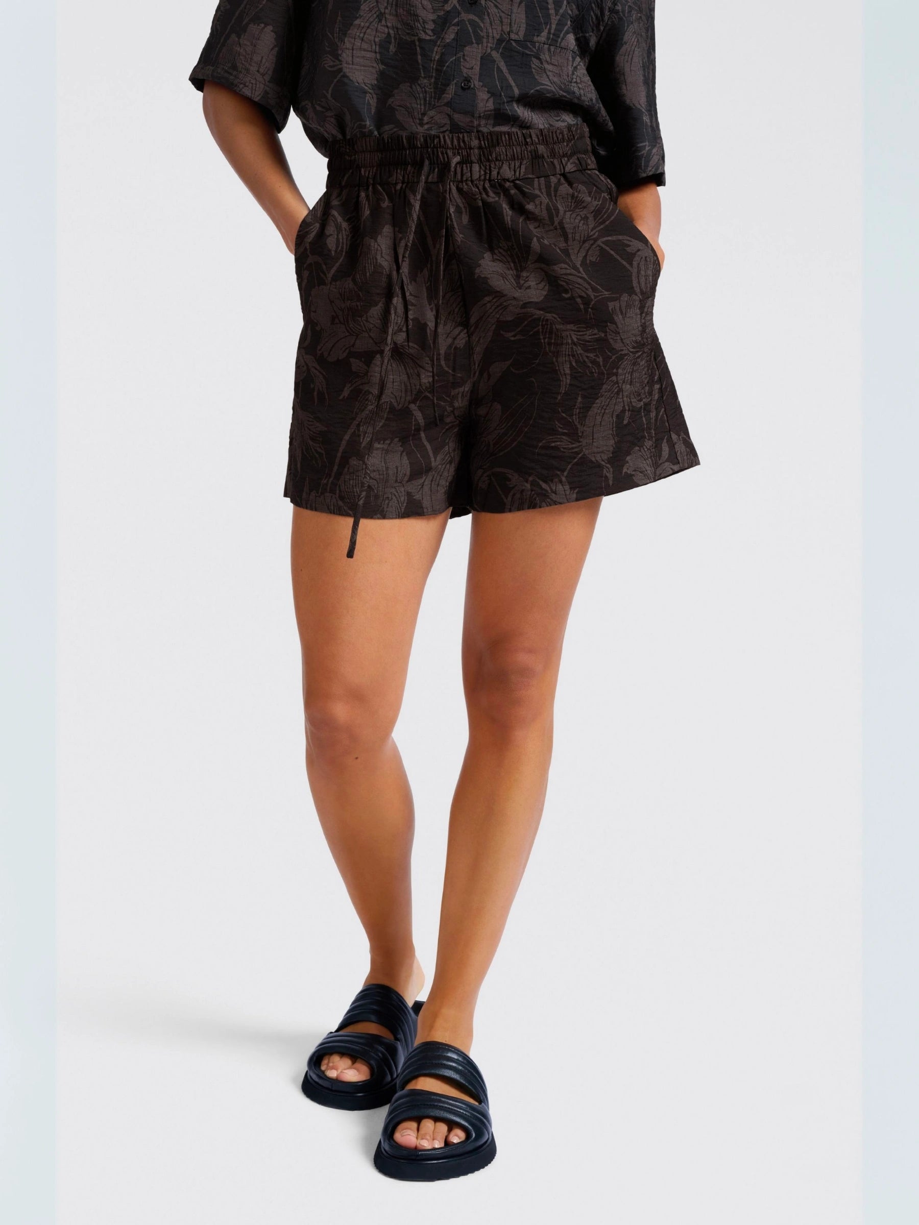 YAYA WASHED BLACK WOVEN SHORT