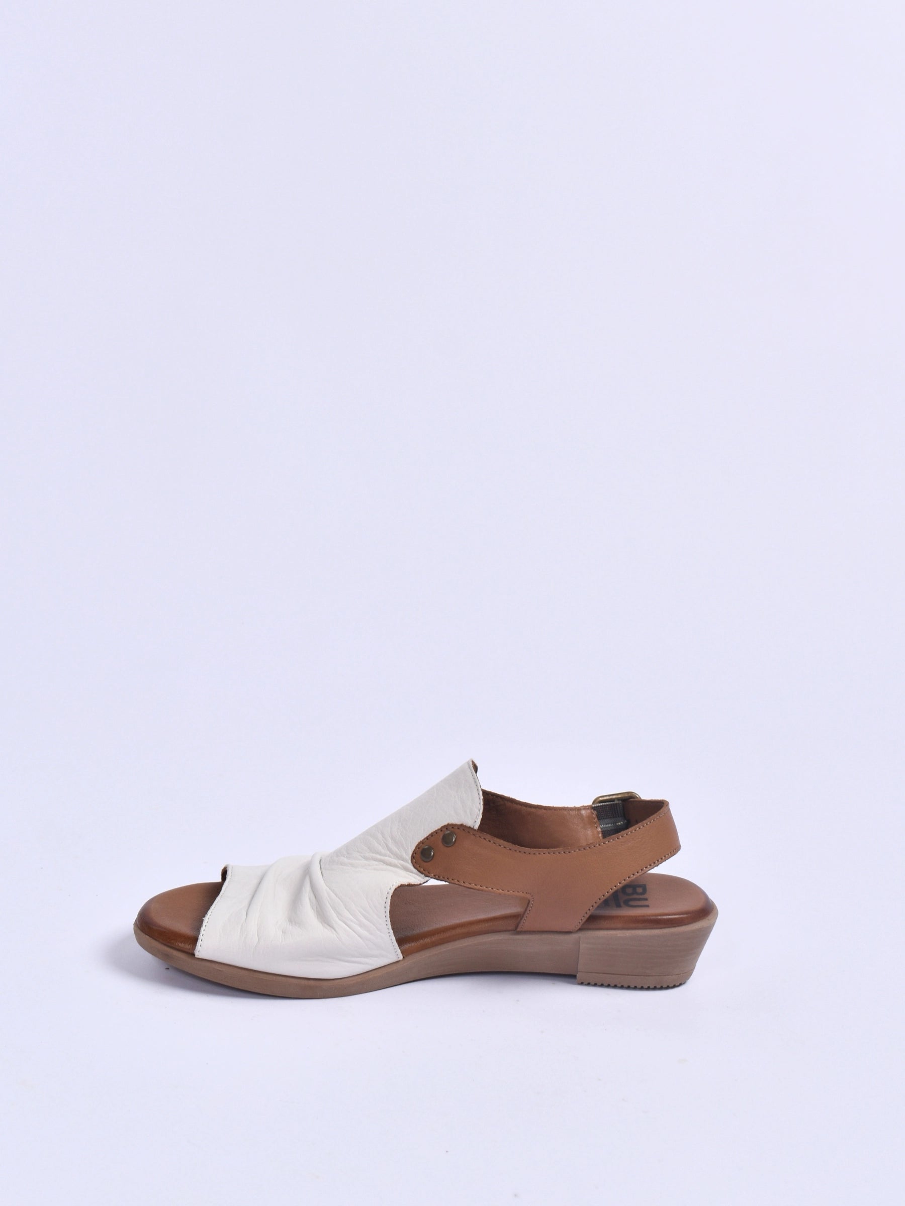BUENO RED TAN LOW WEDGE