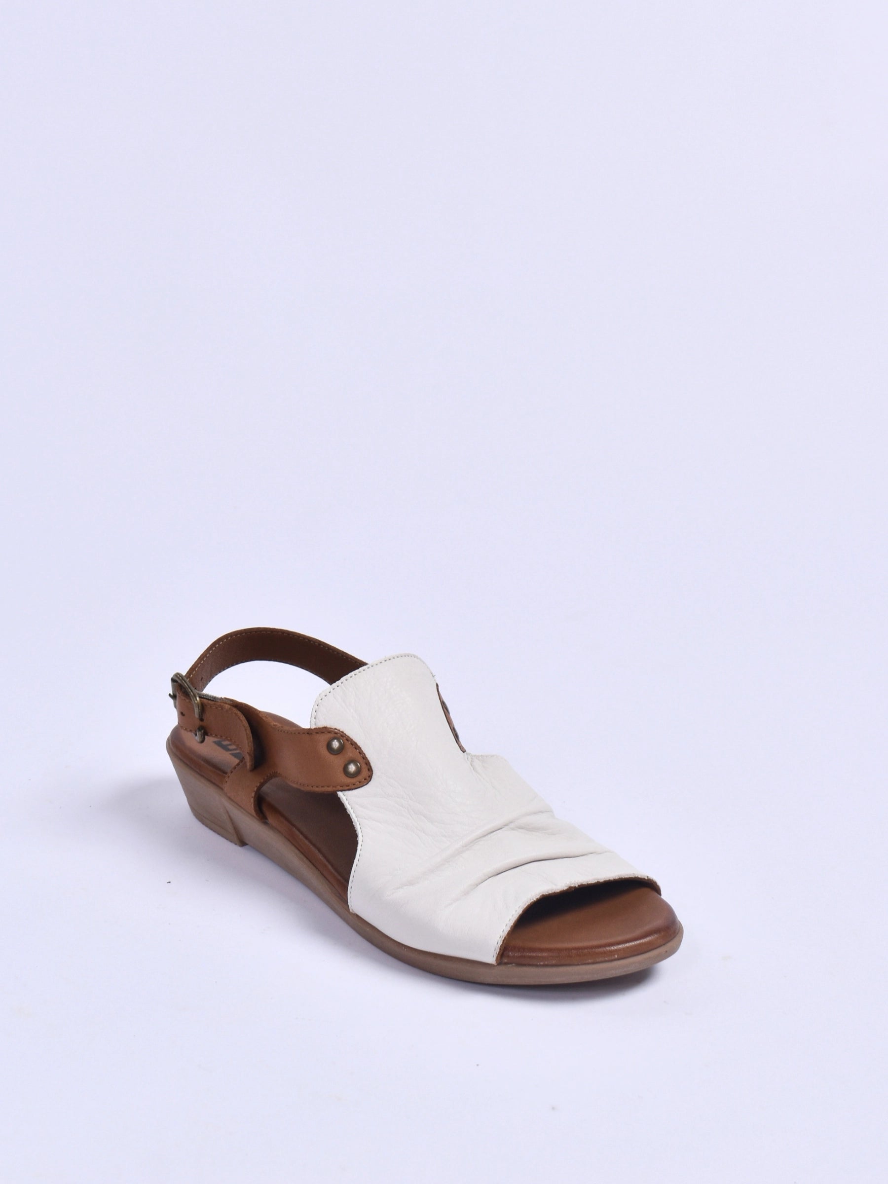 BUENO RED TAN LOW WEDGE